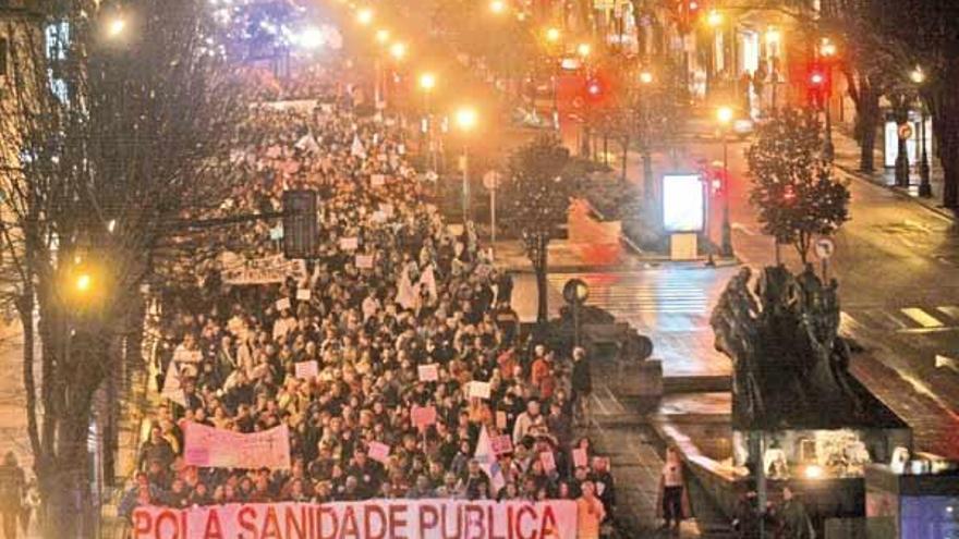 La manifestación, a su paso por la Gran Vía bajo el lema &quot;Pola sanidade pública&quot;.