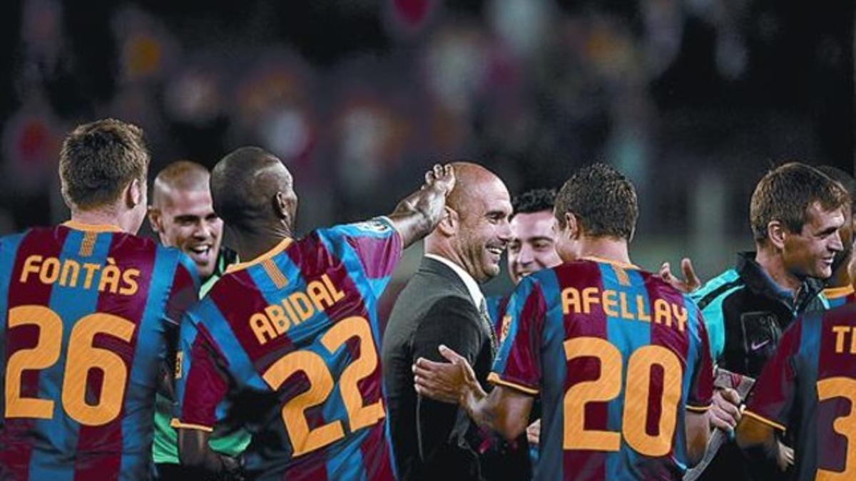 Los jugadores del Barça hacen el pasillo a los técnicos, anoche, al término del partido ante el Deportivo.