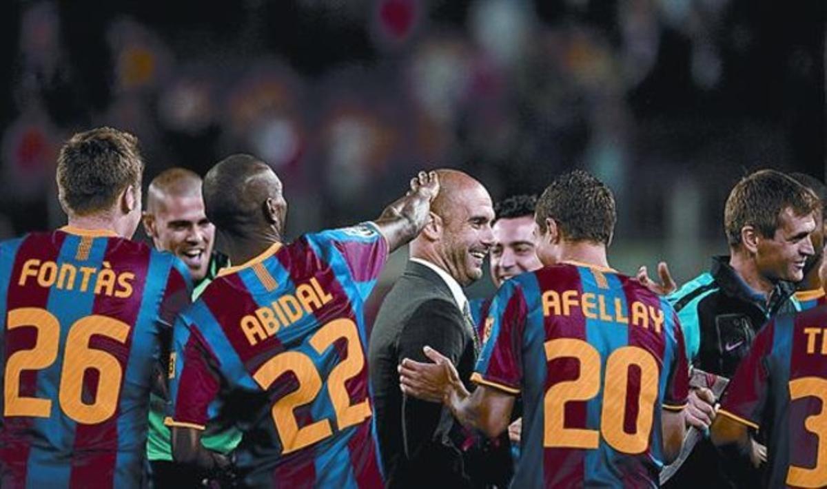 Els jugadors del Barça fan el passadís als tècnics, ahir a la nit, al final del partit contra el Deportivo.