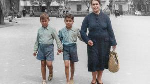 De izquierda a derecha: Paco de Lucía, su hermano Pepe y su madre, Luzía Gomes.