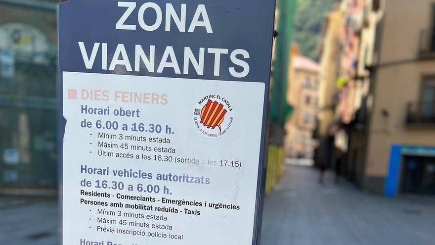 Un cartell informatiu de les restriccions al casc antic de Ripoll