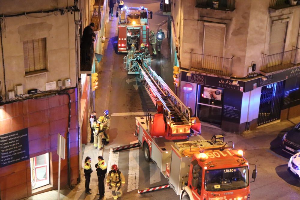 Imatges dels Bombers treballant al carrer Puigterrà de Dalt.