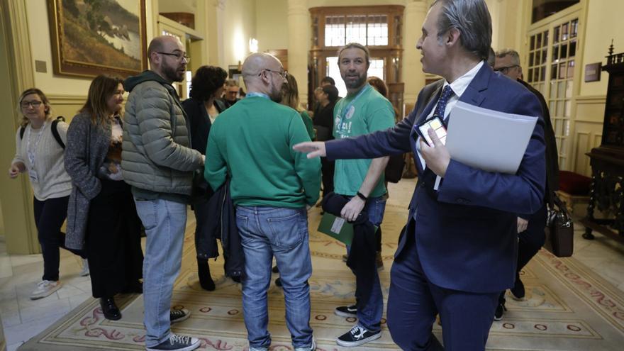 Vera en el Parlament, en 
uno de sus encuentros con
las camisetas verdes. |  G. B.