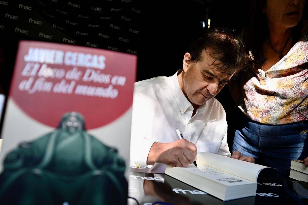 Barcelona 23.04.2025. Cultura. El escritor Javier Cercas firmando libros en el paseo de Gracia durante la Diada de sant Jordi. Fotografía de Jordi Cotrina