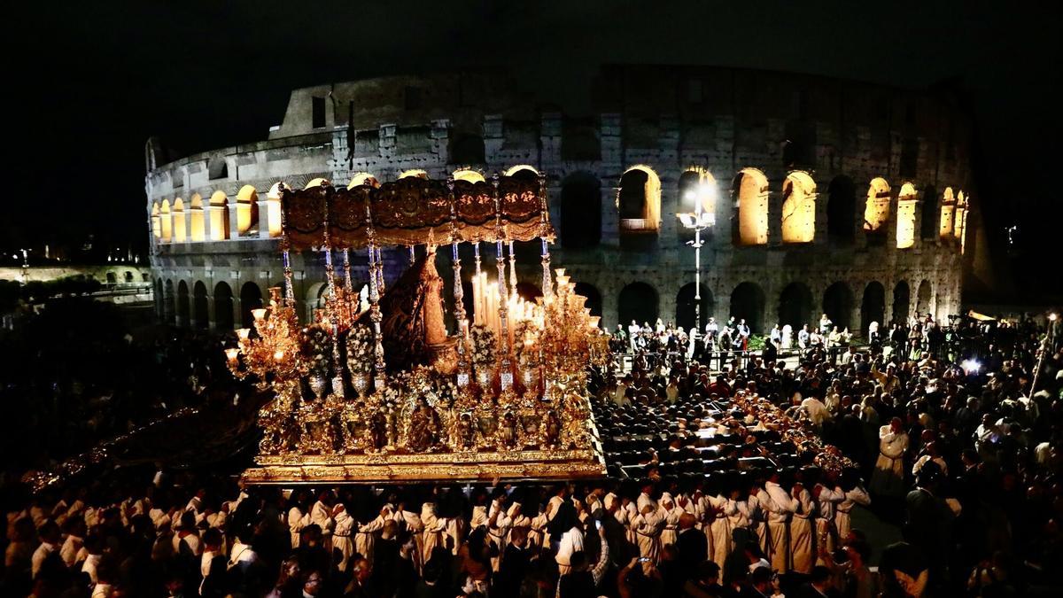 La Virgen de La Esperanza pasa junto al Coliseo por la noche durante la procesión del Jubileo 2025, en Roma