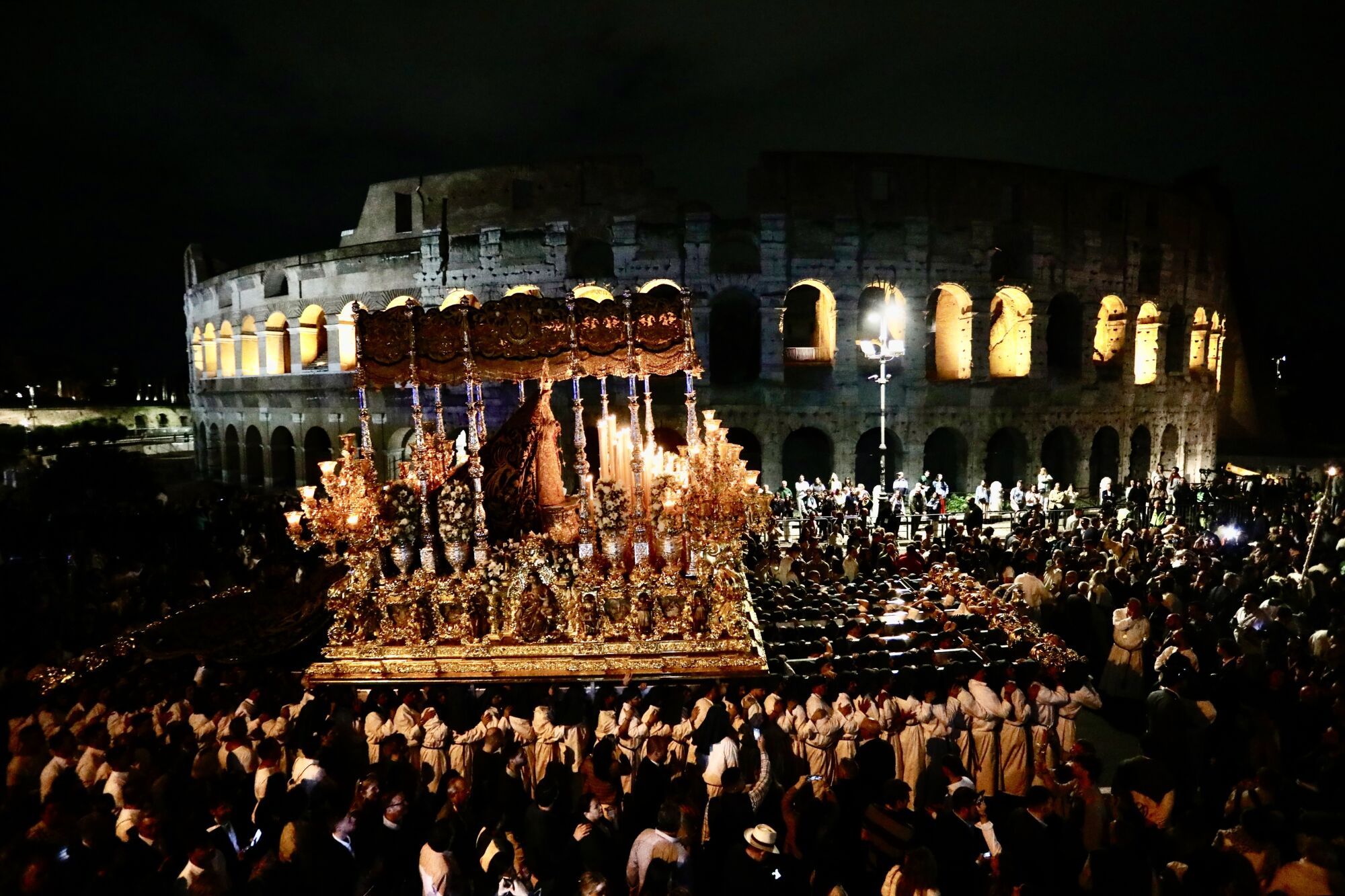 La Virgen de La Esperanza pasa junto al Coliseo por la noche durante la procesión del Jubileo 2025, en Roma