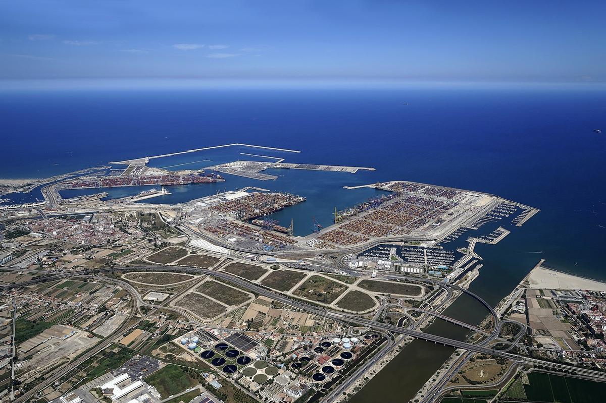 El puerto de València y al fondo los diques de la ampliación norte