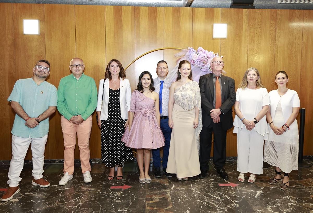 El alcalde y concejales, junto a las Falleras Mayores.