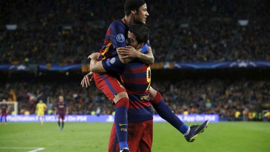 Luis Suárez y Neymar celebran uno de los goles del Barça al Bate.