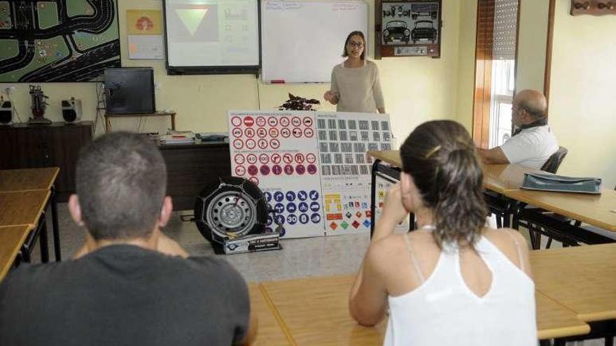 Alumnos de una autoescuela en una clase teórica.