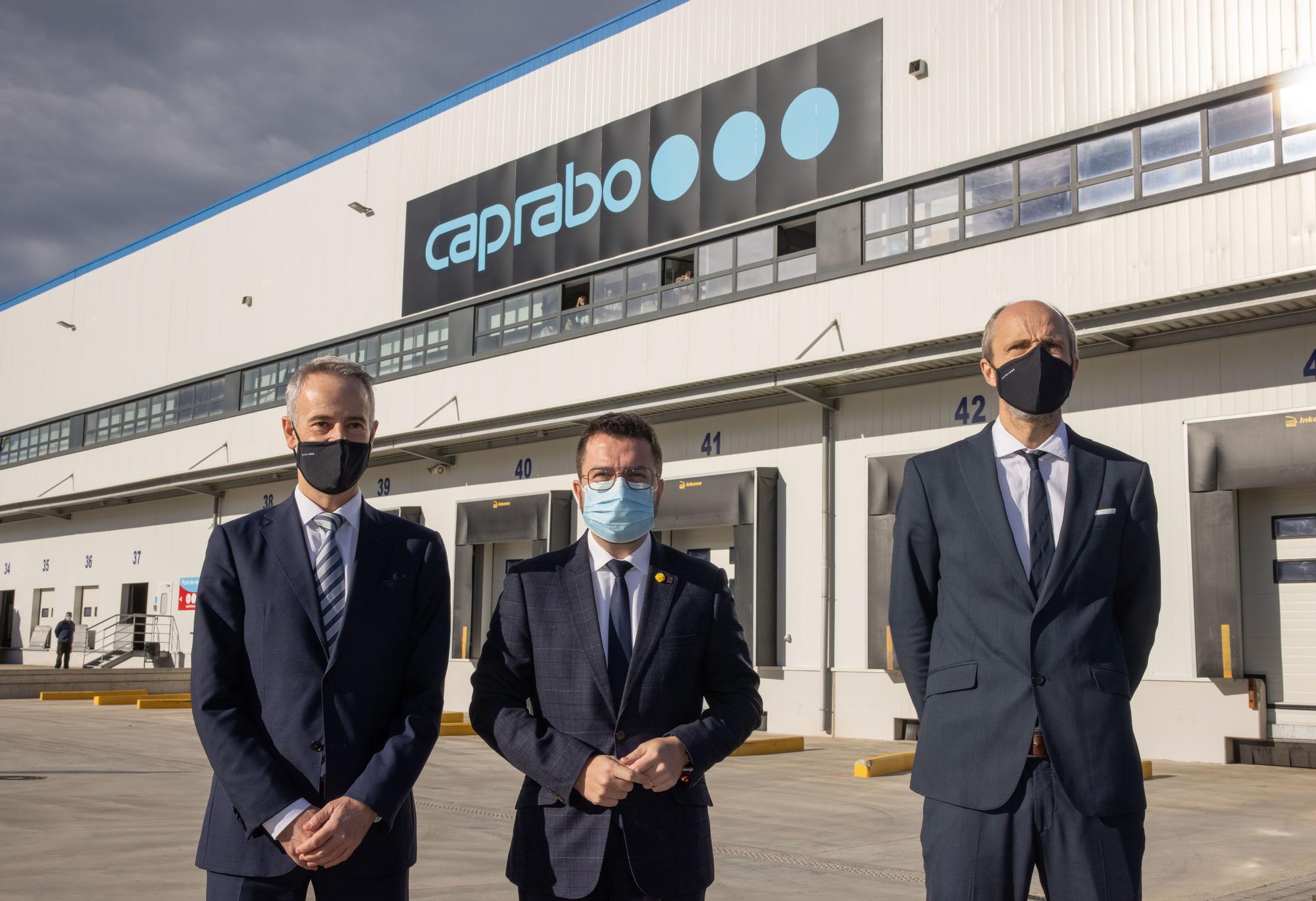 El presidente del consejo de administración de Caprabo, Javier Amezaga; el presidente de la Generalitat de Catalunya, Pere Aragonès; y el director general de Caprabo, Edorta Juaristi.