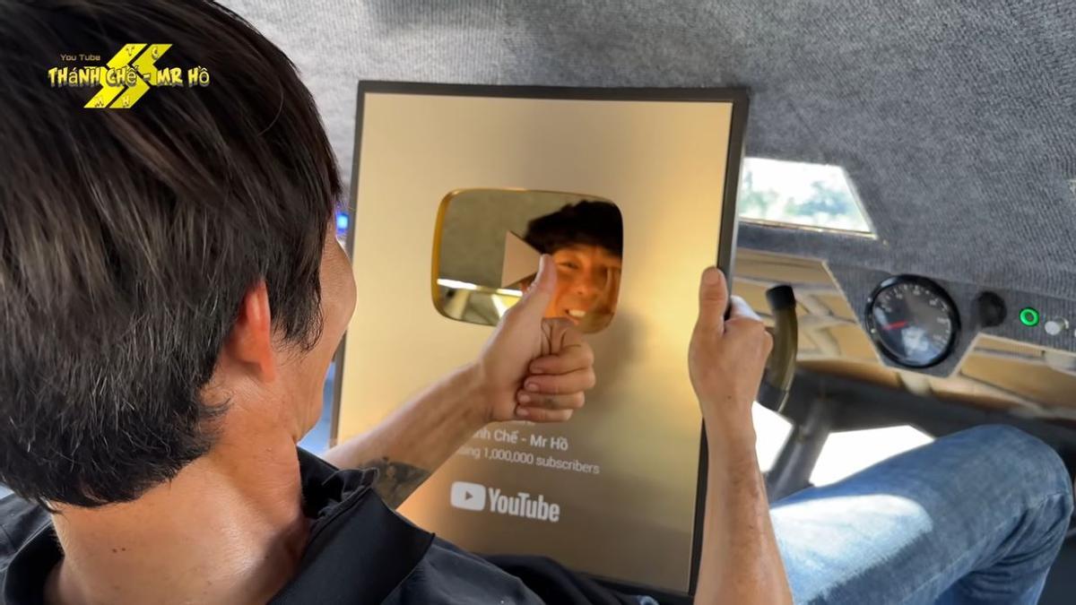 El inventor, feliz con su placa de reconocimiento de un millón de suscriptores en Youtube