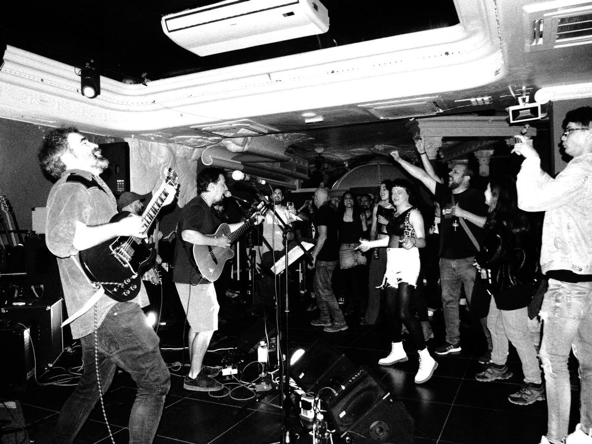 Fotos del evento solidario Rock Jam por Palestina en la sala Summun.