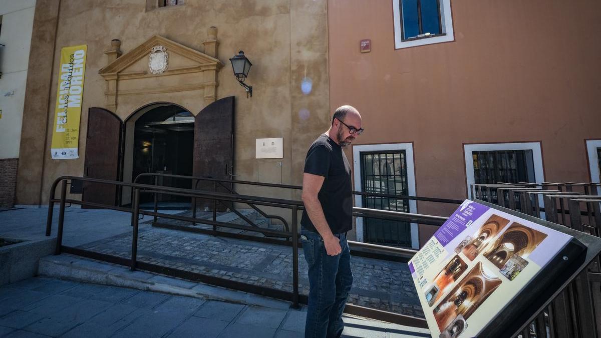 El comisario del espacio cultural Santa Catalina, Julián Mesa, frente a la fachada de la antigua iglesia.