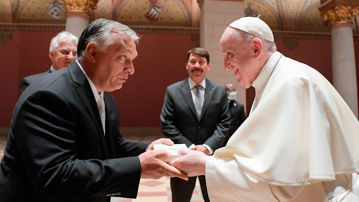 El papa se reúne con Viktor Orbán (ambos en la foto) y el presidente húngaro en su visita a Budapest.