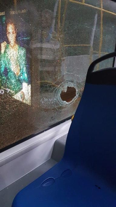 Tiran una piedra contra una guagua en la capital grancanaria