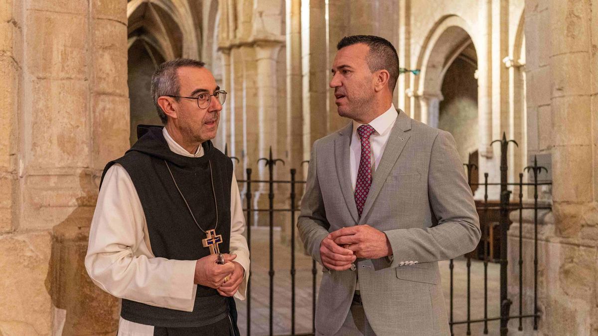 Vicent Mompó, con el abad del Monestir de Poblet, donde descansa Jaume I, el pasado Nou d'Octubre.