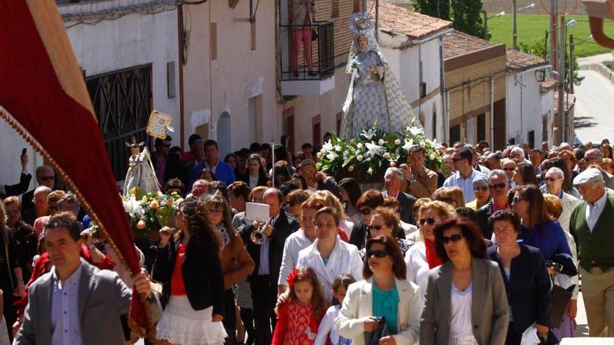 La Virgen del Rosario recorre Villabuena del Puente en el Lunes de Aguas de 2015.