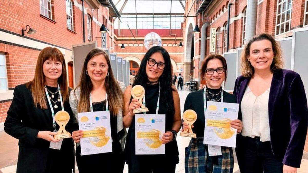 Professionals de l'hospital de Palamós recollint el guardó.