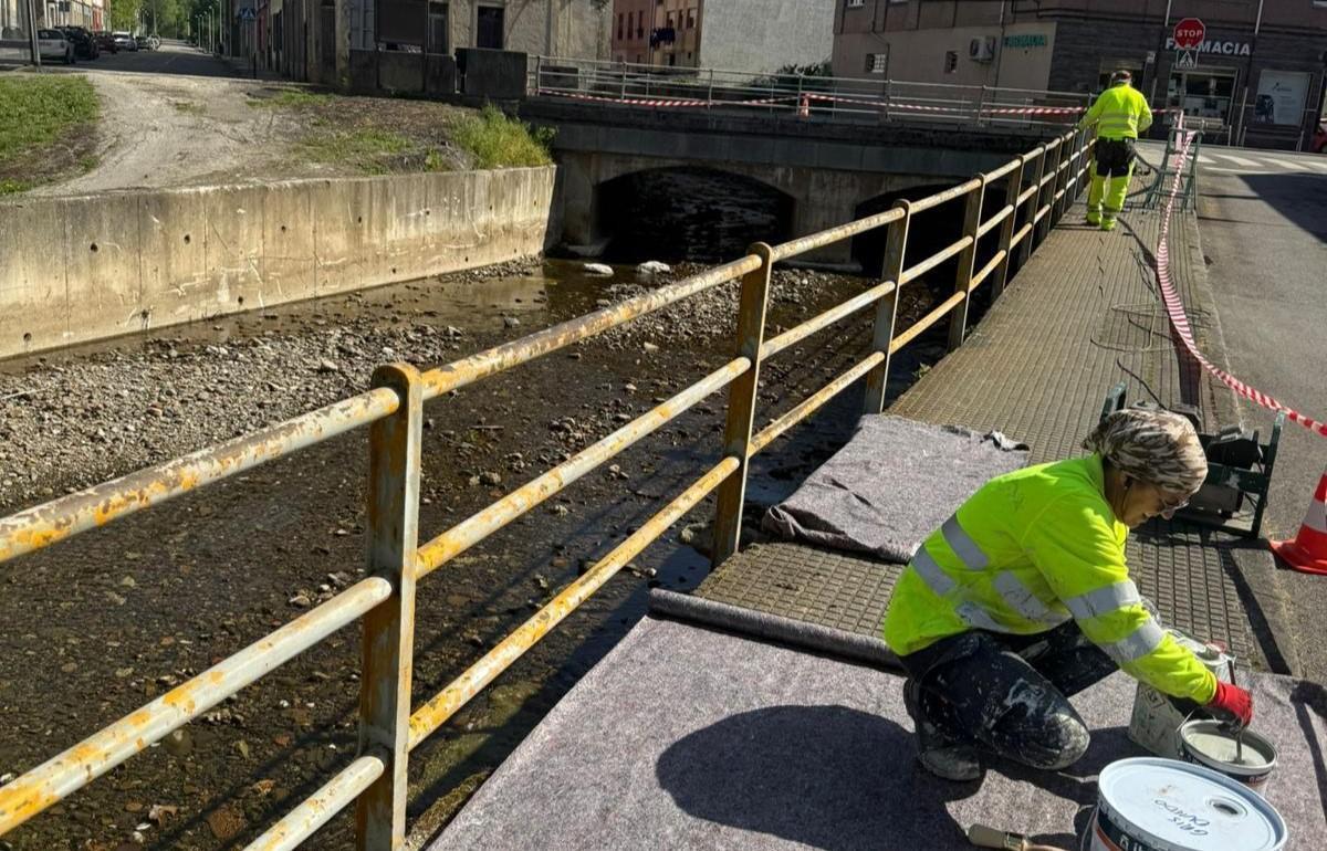 Dos operarios trabajan en el puente de Barredos.
