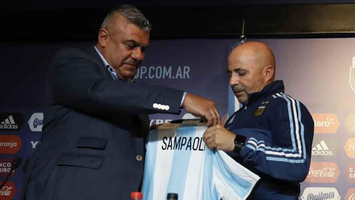 Por ahora, Tapia mantiene a Sampaoli al frente de la selección argentina