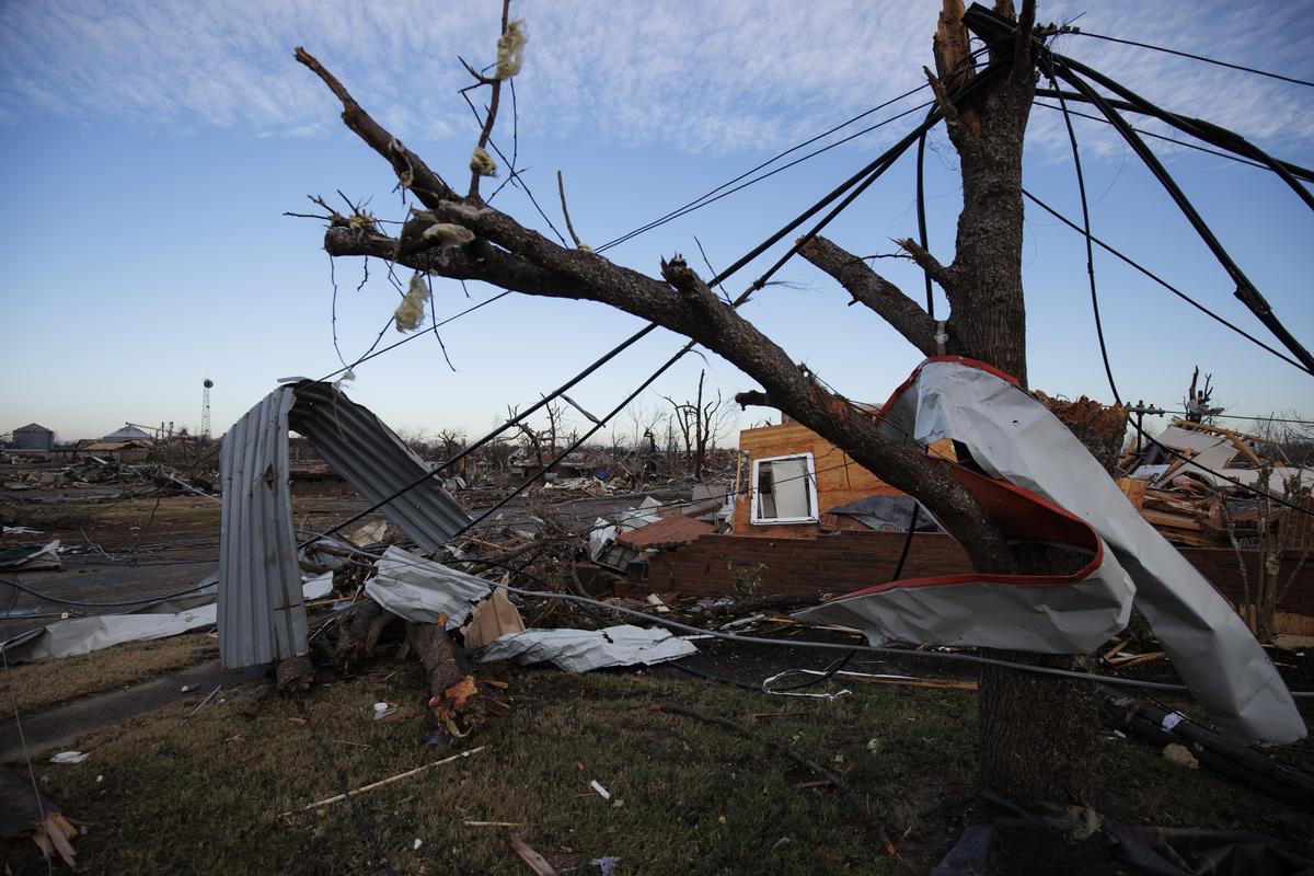 Daños provocados por los tornados en uno de los barrios de Mayfield, Kentucky.