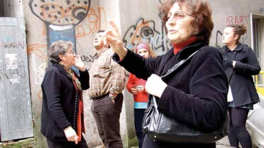 Los vecinos del lugar observan el estado del edificio pocas horas después del siniestro.