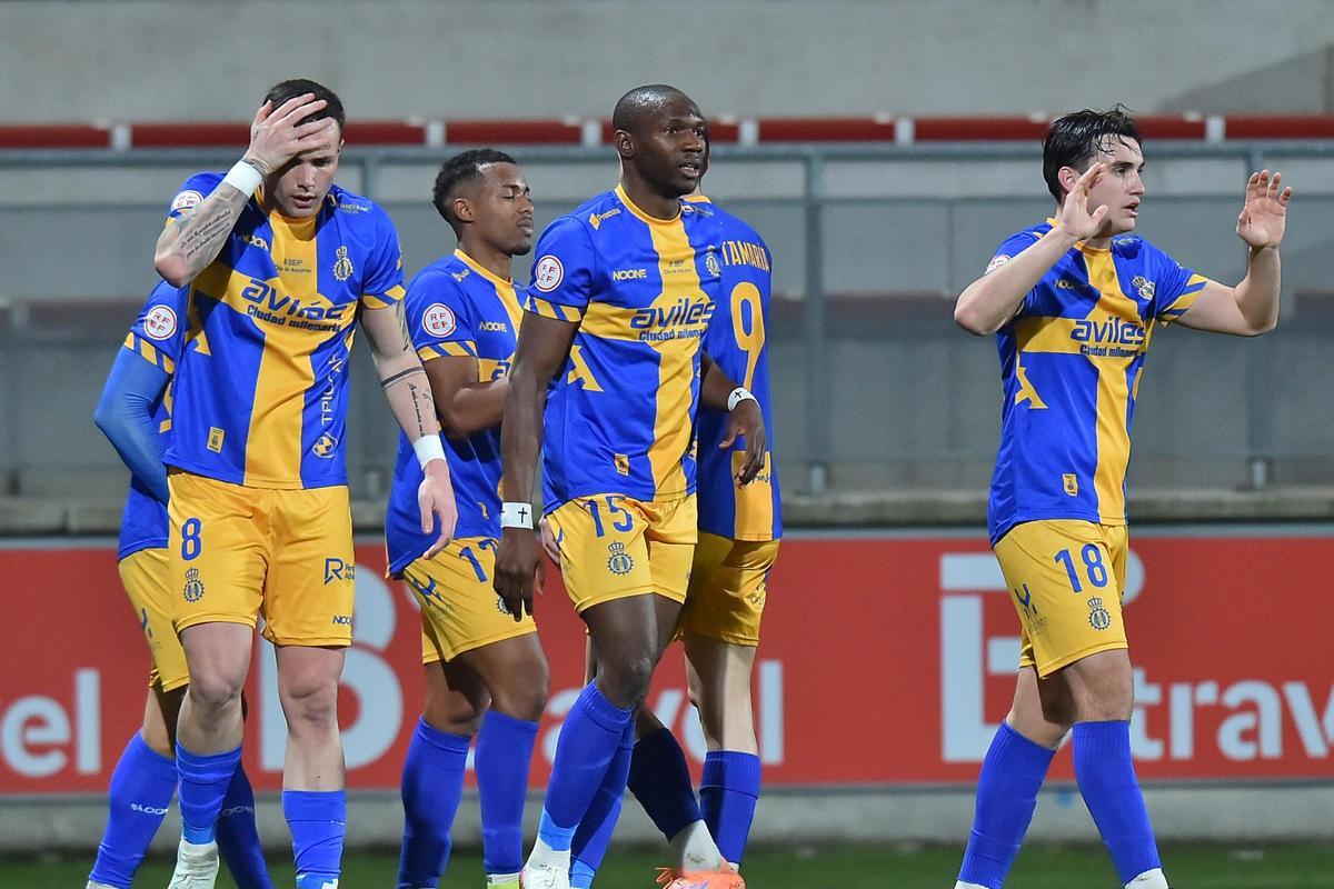 Los futbolistas del Avilés celebran un tanto esta temporada