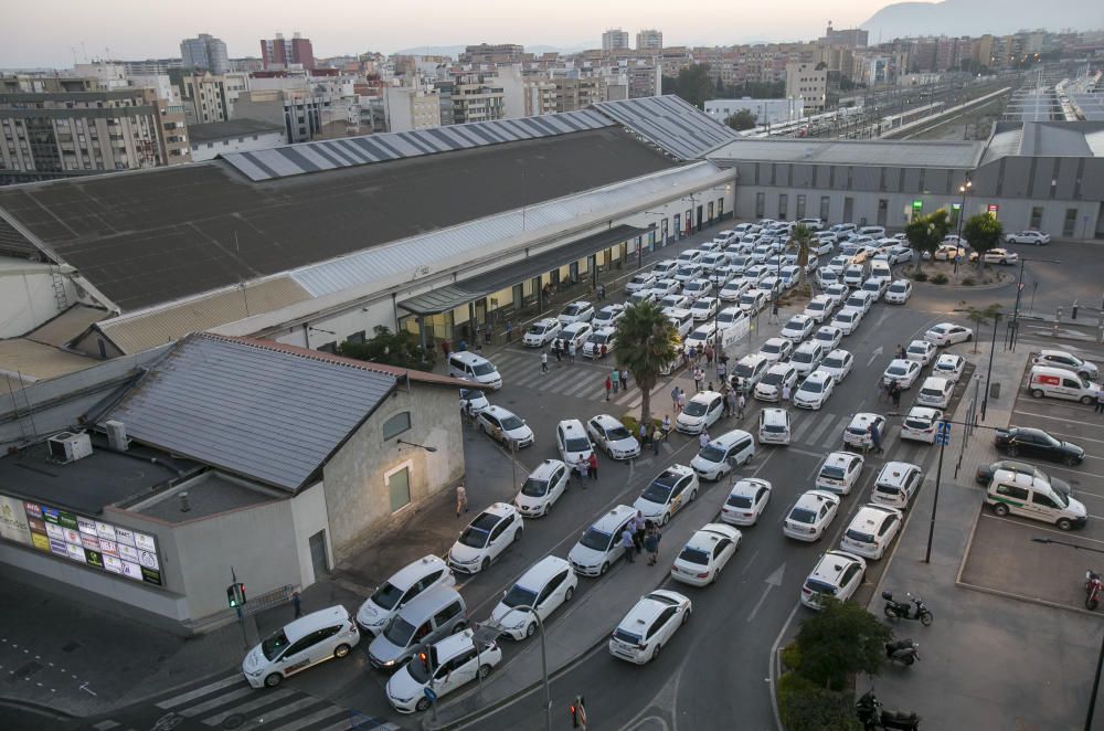 La huelga indefinida continúa: turistas cargados de maletas sin taxi en Alicante.