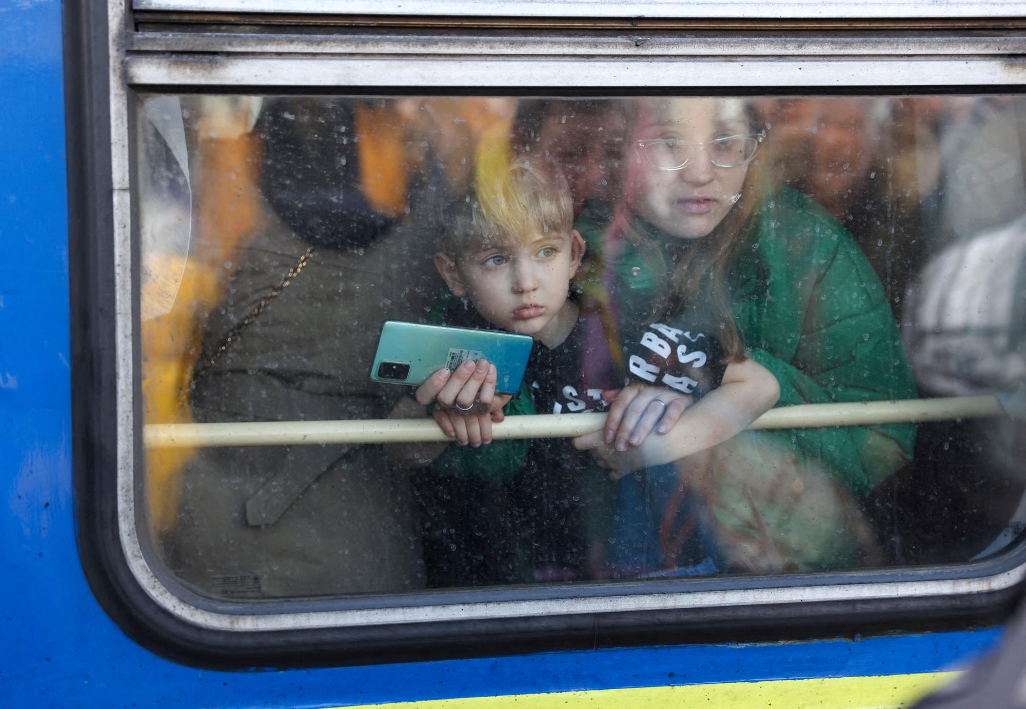 People wait to board (142071938).jpg