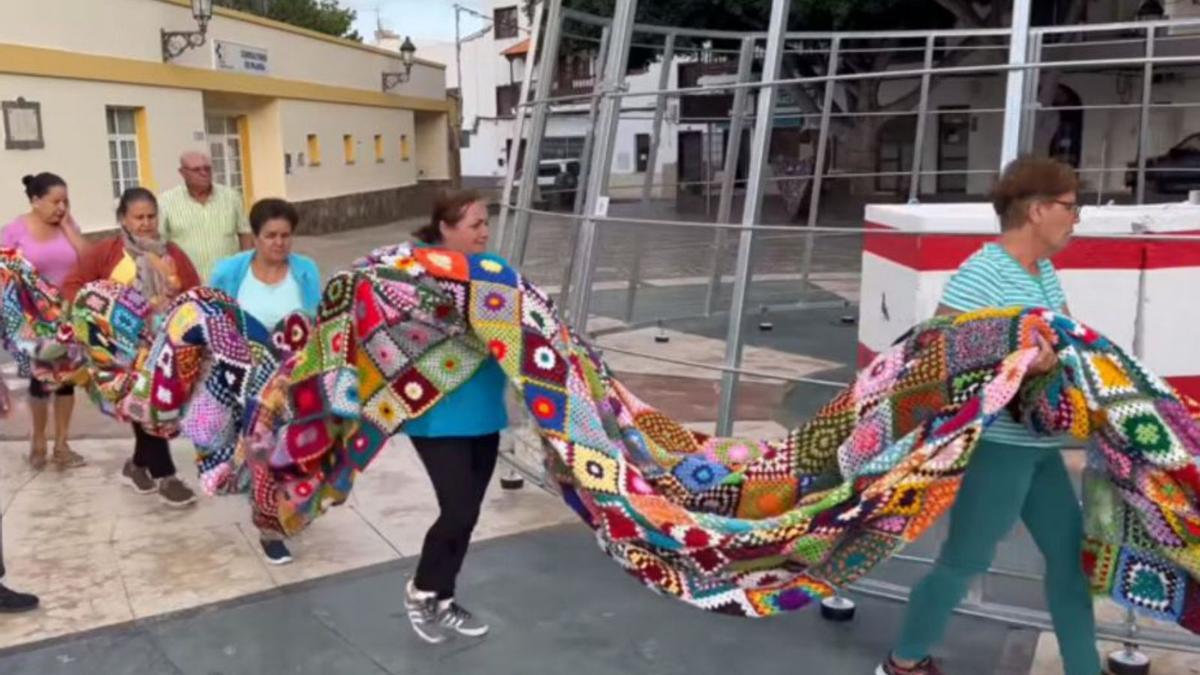 Los mayores de Pájara inician el trabajo para armar el árbol de Navidad. | | ONDA FTVA.