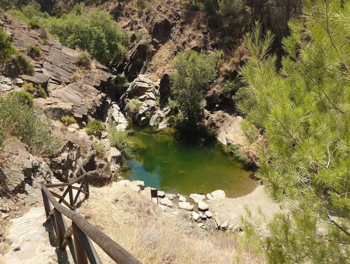 La sencilla ruta de senderismo de Málaga que llega a una poza cristaliza con cascadas, arena fina y las mejores vistas de la sierra: "Es un paraíso para desconectar y respirar aire limpio"