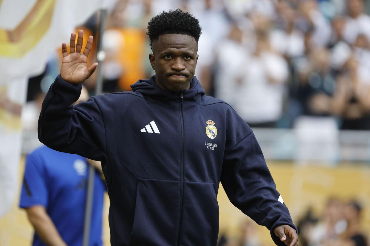 AMDEP7676. MIAMI (ESTADOS UNIDOS), 01/07/2025.- Vinicius de Real Madrid sale al campo de juego este martes, previo a un partido del Mundial de Clubes entre Real Madrid y Juventus en el estadio Hard Rock de Miami (Estados Unidos). EFE/ Juan Ignacio Roncoroni