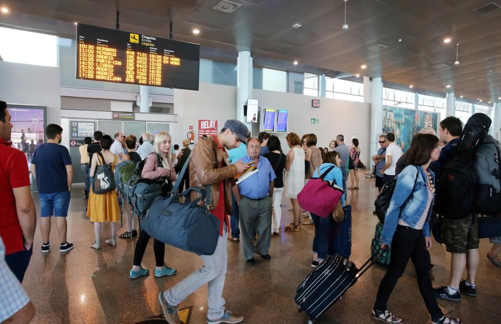 El aerpuerto vigués bate su récord al recibir seis vuelos extranjeros en su  solo día