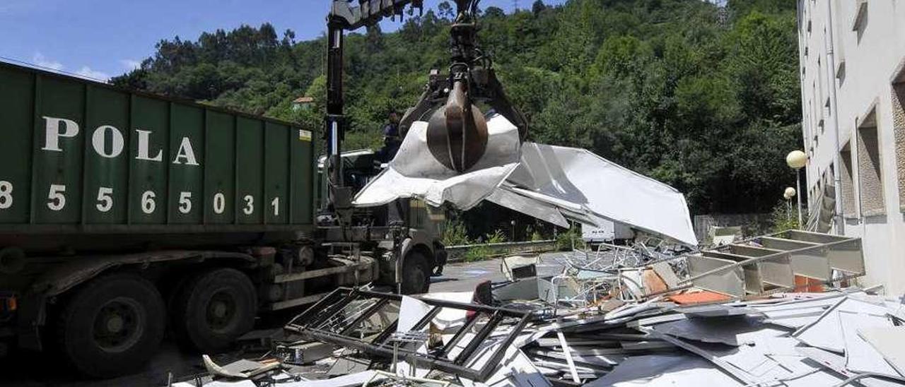 Material amontonado en uno de los frentes del inmueble.