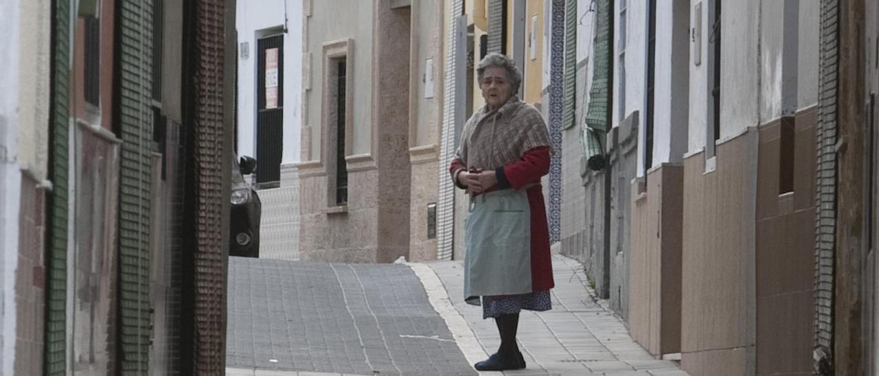 Estubeny es el municipio con las pensiones más bajas de la provincia de Valencia. En la imagen, una mujer en una de las calles del pueblo.