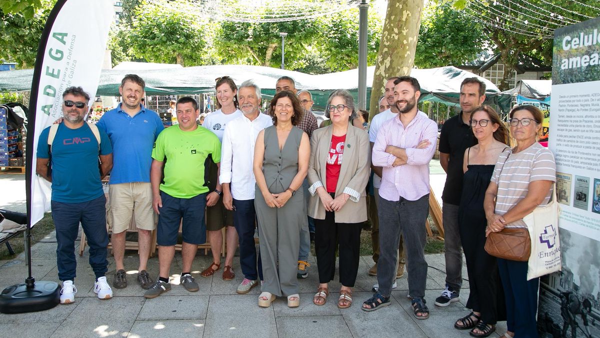 Asistentes ao acto inaugural da exposición de Adega en Carballo