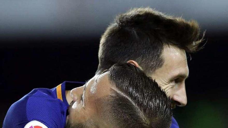 Leo Messi celebra con Jordi Alba su segundo gol.