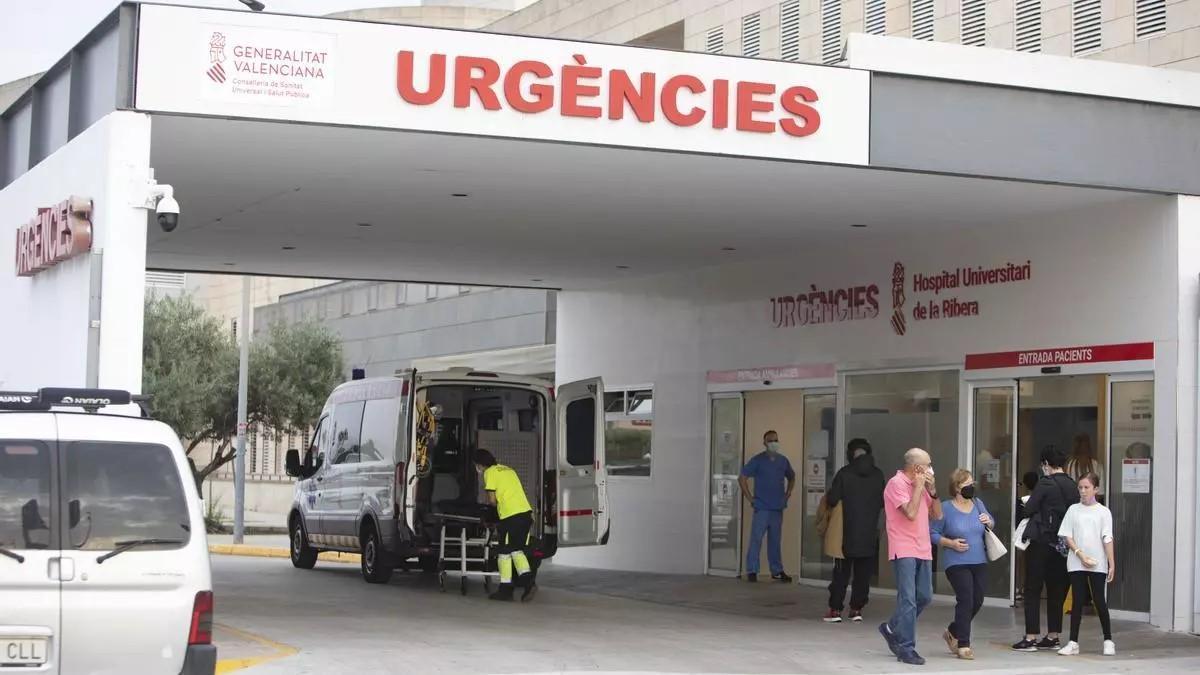 Entrada de Urgencias en el Hospital de la Ribera en una imagen de archivo.