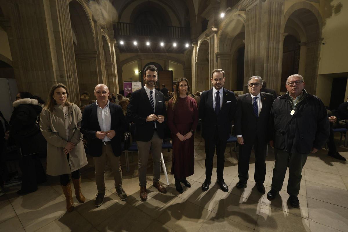 EN IMÁGENES: La localidad vallisoletana de Medina de Rioseco presenta su Semana Santa en Gijón
