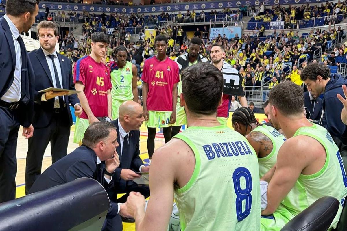 Peñarroya, dando instrucciones durante el encuentro ante el Fenerbahçe