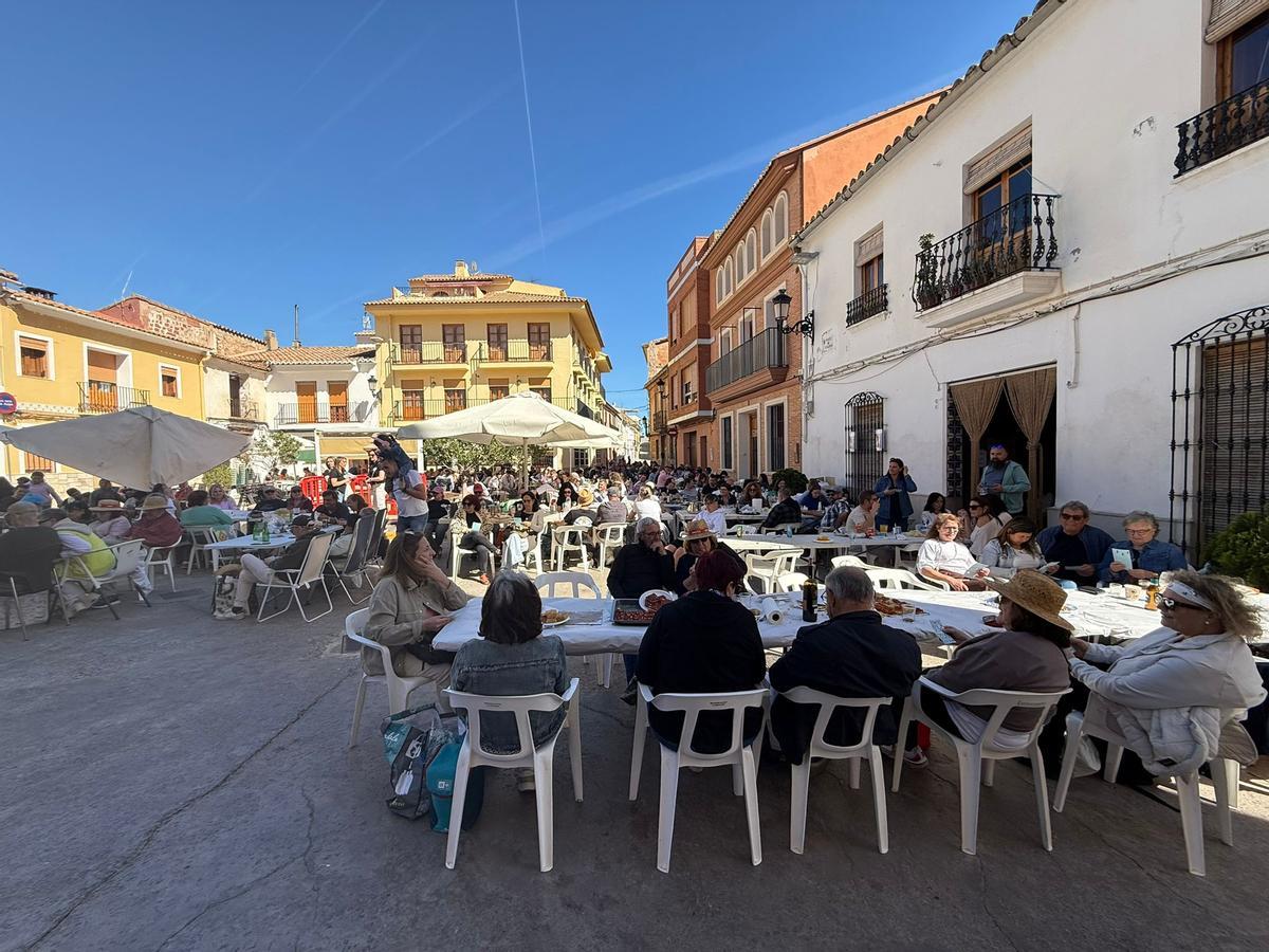 Numerosas personas comieron juntas las calderas en Petrés.