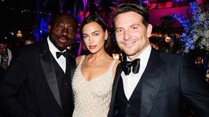 Irina Shayk y Bradley Cooper posando junto con el editor jefe de Vogue, Edward Enninful, en la fiesta post Premios Bafta