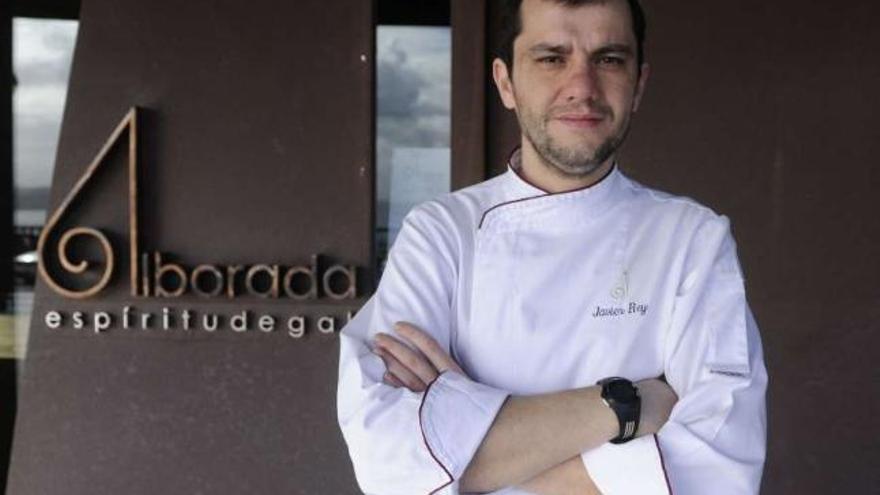 Javier Rey, en la entrada del restaurante Alborada, en el que trabaja desde el año 2006.  // Carlos Pardellas