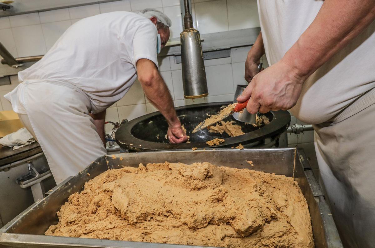 La actividad durante los meses de producción del turrón es frenética.