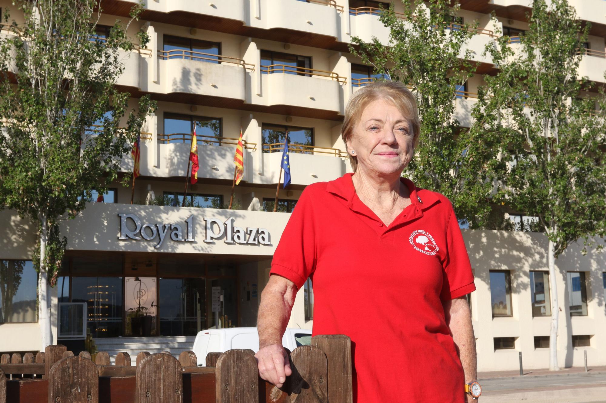 La presidenta de Ibiza y Formentera Contra el Cáncer posa fuera del hotel que les hace las veces de sede.