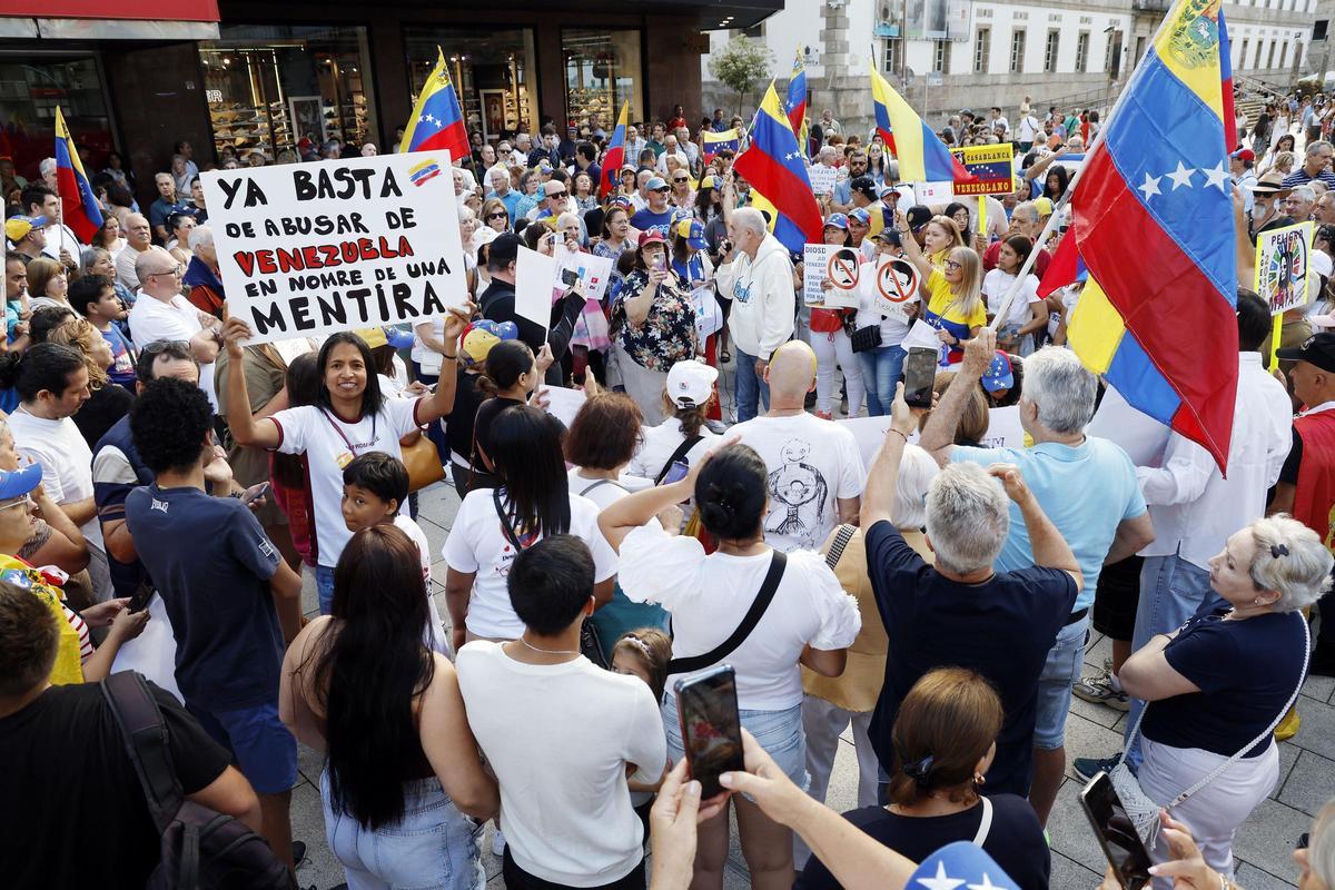 La concentración de venezolanos ayer tarde en La Farola viguesa en contra de la dictadura de Maduro
