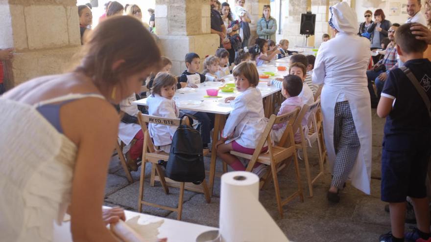 Cincuenta niños han participado en los dos talleres programados en la Plaza Mayor benaventana