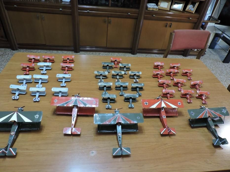 Un jubilado de Paterna fabrica aviones con latas de piña durante el confinamiento