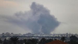 Comlumnas de humo por bombardeoas de israel en la zona de Jan Yunis.